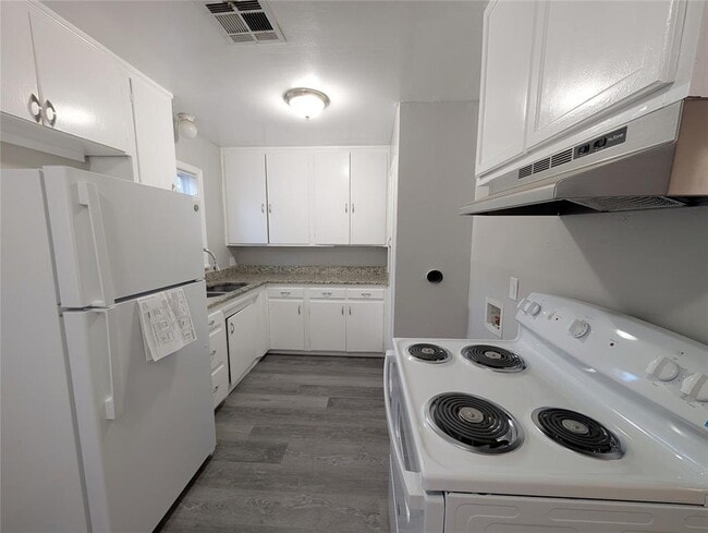Building Photo - 221 E Myrtle Dr