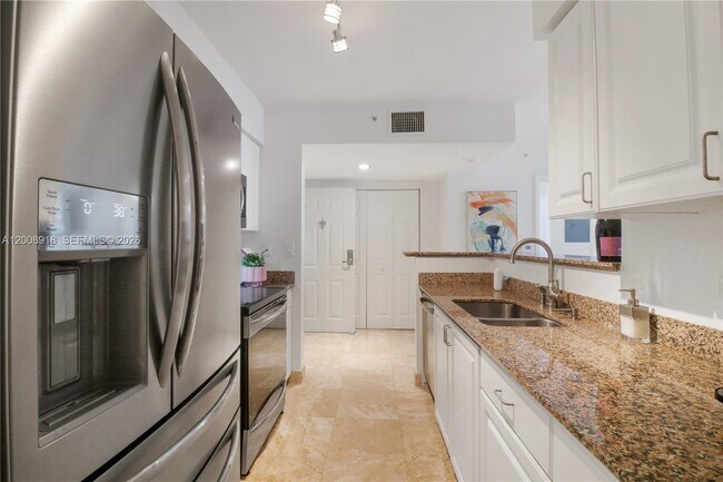 Building Photo - 1155 Brickell Bay Dr