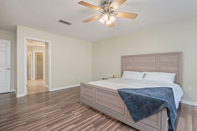 Building Photo - 4 bedroom 2 bathroom