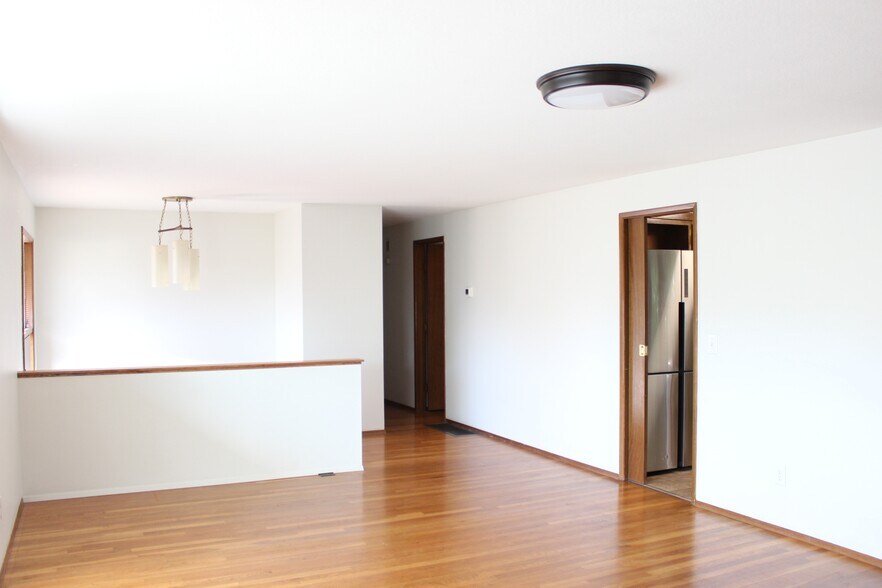 Building Photo - 9042 SW Monterey Pl