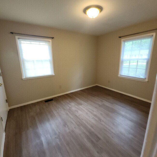Building Photo - 3 Bedroom, 1.5 Bath Rancher in Established...