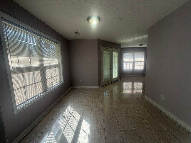 Building Photo - 3560 Oleander Dr