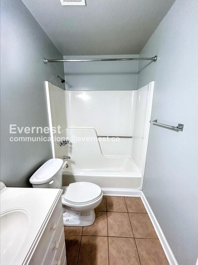 Building Photo - Cozy Home with Driveway Parking and Laundry Hookups