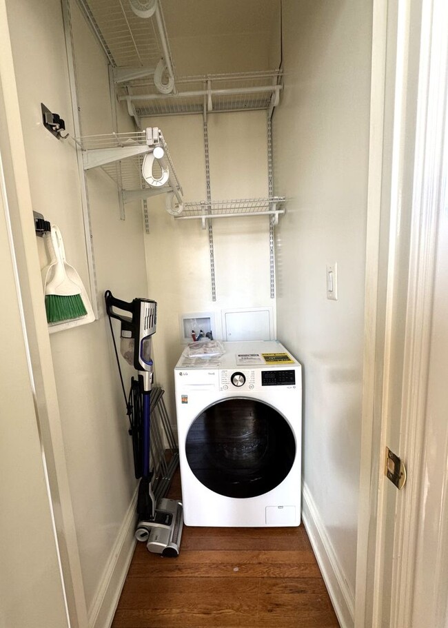 Building Photo - Update 1BR1BA in Georgetown with in unit w...