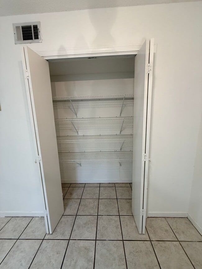 Building Photo - New Listing!