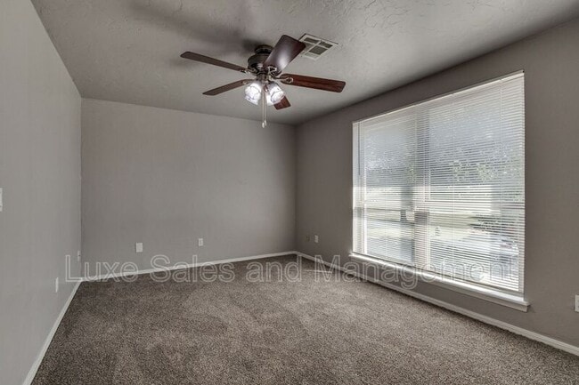 Building Photo - 13813 Fairhill Ave