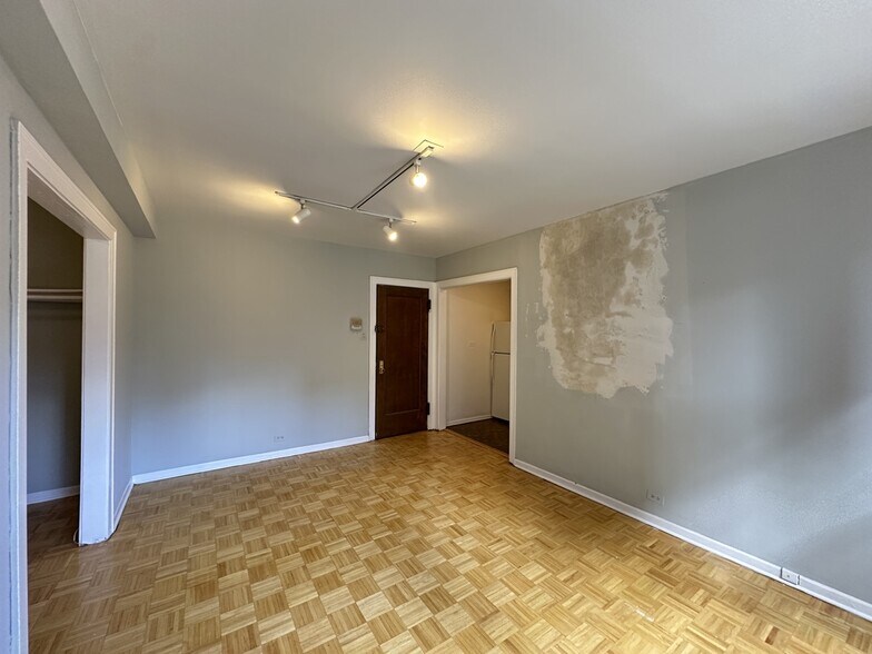 Building Photo - 739 W Belmont Ave