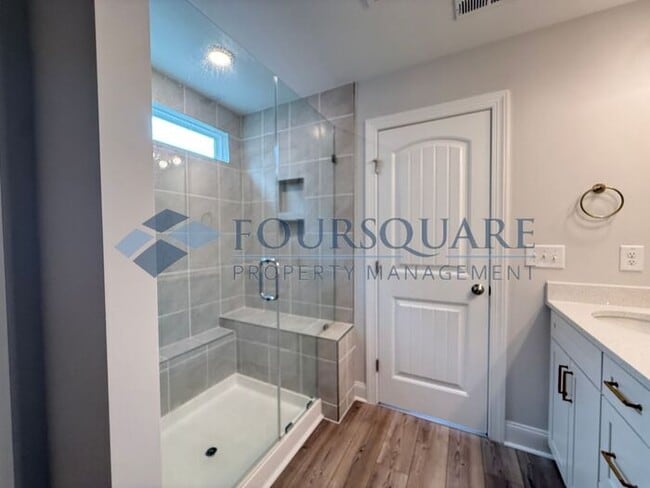 Building Photo - End-Unit Townhome with Fenced Yard, Washer/Dryer included & 2-Car Garage – Comfortable & Convenie...