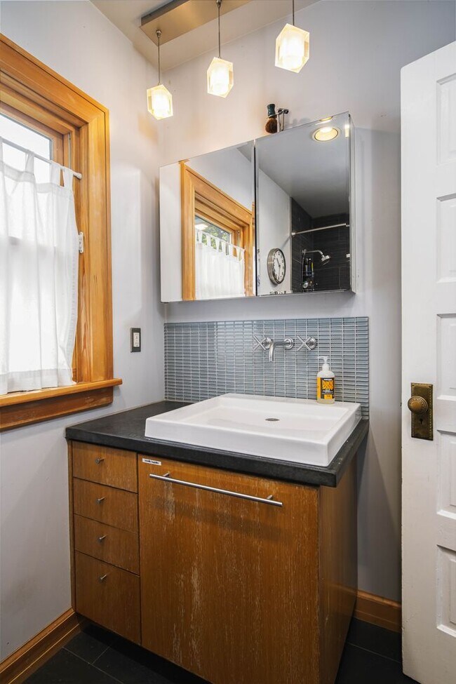 Building Photo - R0441