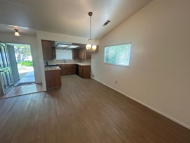 Building Photo - 3 bedroom 2 bath in central Visalia!