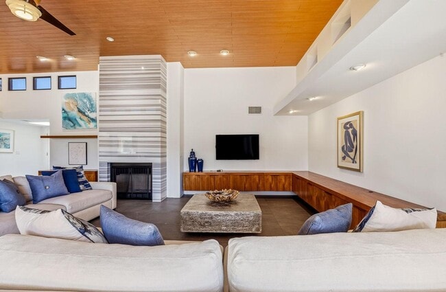 Building Photo - 8101 E Del Timbre Dr