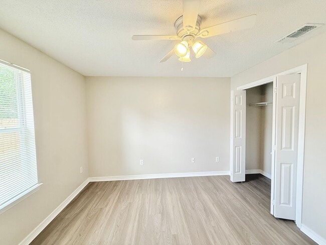 Building Photo - Charming 3-Bedroom Home - Spacious Backyard