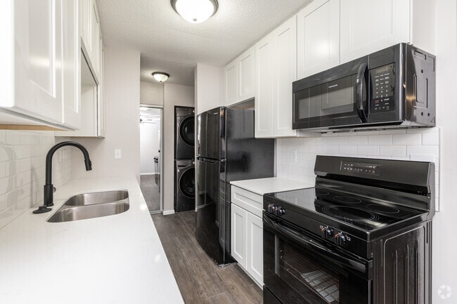 1BR, 1BA - 620SF - Kitchen - Forest Park II Apartments LLC