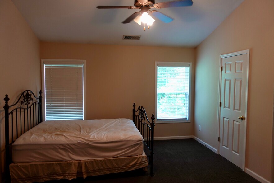 Building Photo - 3304 Chastain Gardens Dr NW
