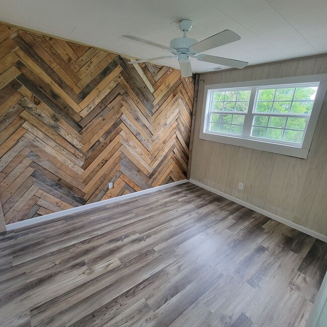 Building Photo - 2 Bed, 1.5 Bath-Residential/Commercial