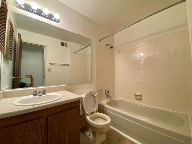 Building Photo - 2 Bed 2 Bath Condo in Denver Near Windsor Lake! Available NOW!