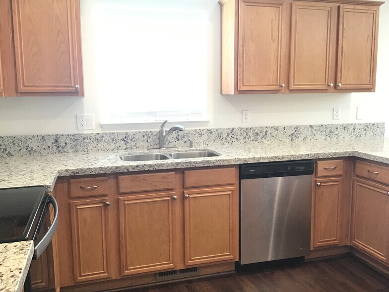 Building Photo - 18258 Oakbrook Ln