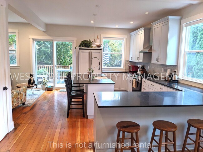 Building Photo - 34 NE Ivy St