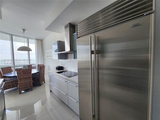 Building Photo - 18201 Collins Ave