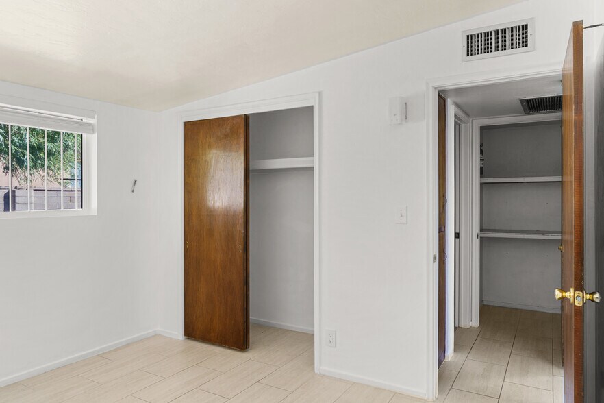 Building Photo - 725 E Freeman Pl