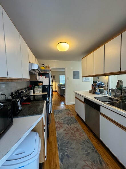 Building Photo - 33 Hammond Pond Pky