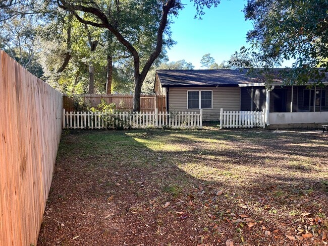 Building Photo - 426 Larkspur Ct