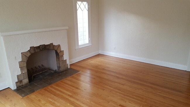 Building Photo - 2038 Malcolm Ave