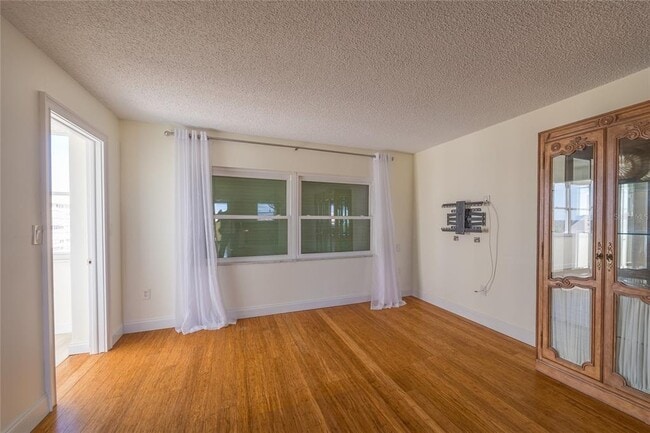 Building Photo - 4775 Cove Cir