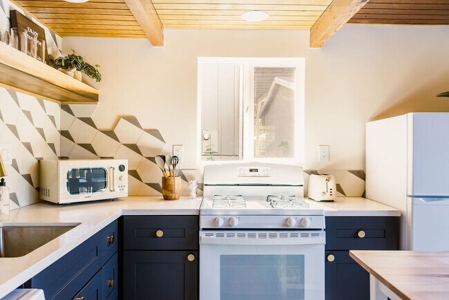 Building Photo - Fully Furnished Modern Mountain Cabin in Wrightwood 2 bedroom 1 bath