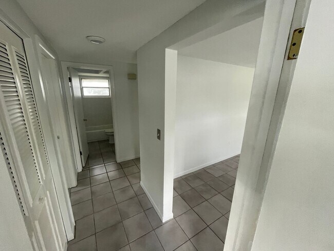 Building Photo - 2/1.5/1 New Port Richey