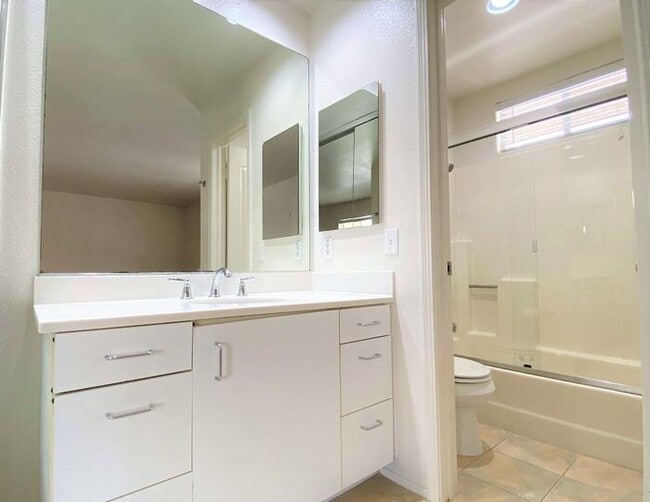 Building Photo - Desirable 2 Bedroom 2.5 Bathroom Townhome ...