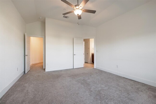 Building Photo - 1705 Roseburg Dr