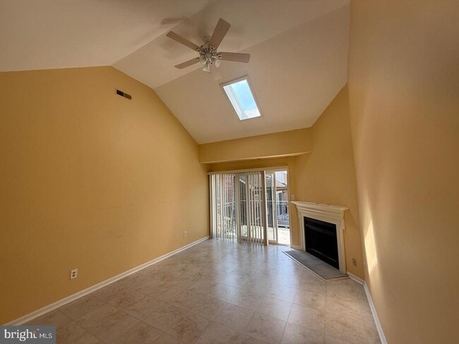 Building Photo - 922 Montgomery Ave