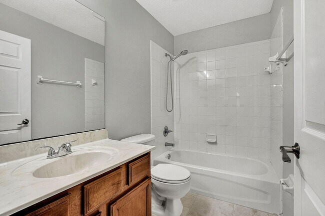 Building Photo - Renovated 5 bedroom/3 bathroom home in Wor...