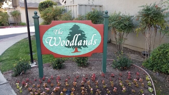 Building Photo - Townhouse 2 bedrooms, 2 1/2 baths, 2 car g...
