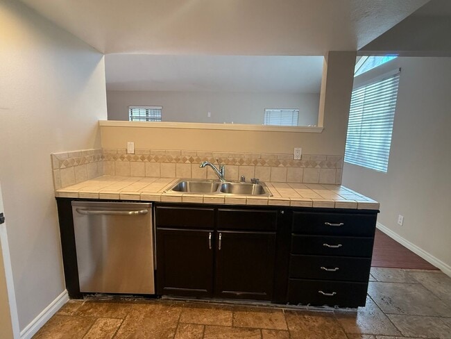 Building Photo - Thousand Oaks - Three Bedroom, 2.5 Bath