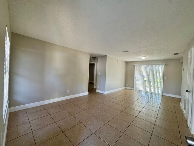 Building Photo - 4566 Chateau Rd