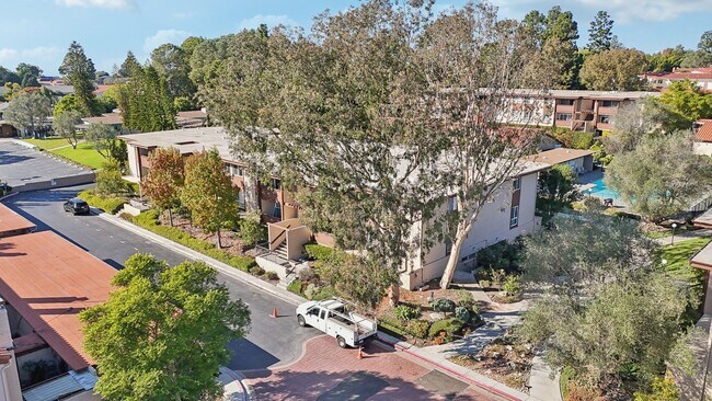 Building Photo - Upstairs Bright 2 bedroom Condo