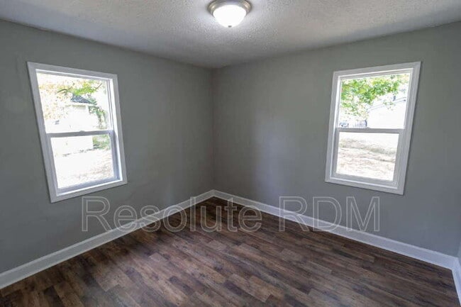Building Photo - 419 N Beville Ave