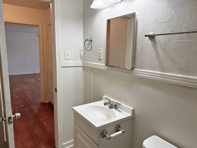 Building Photo - Charming 2 Bed, 1 Bath Home Close To MSU