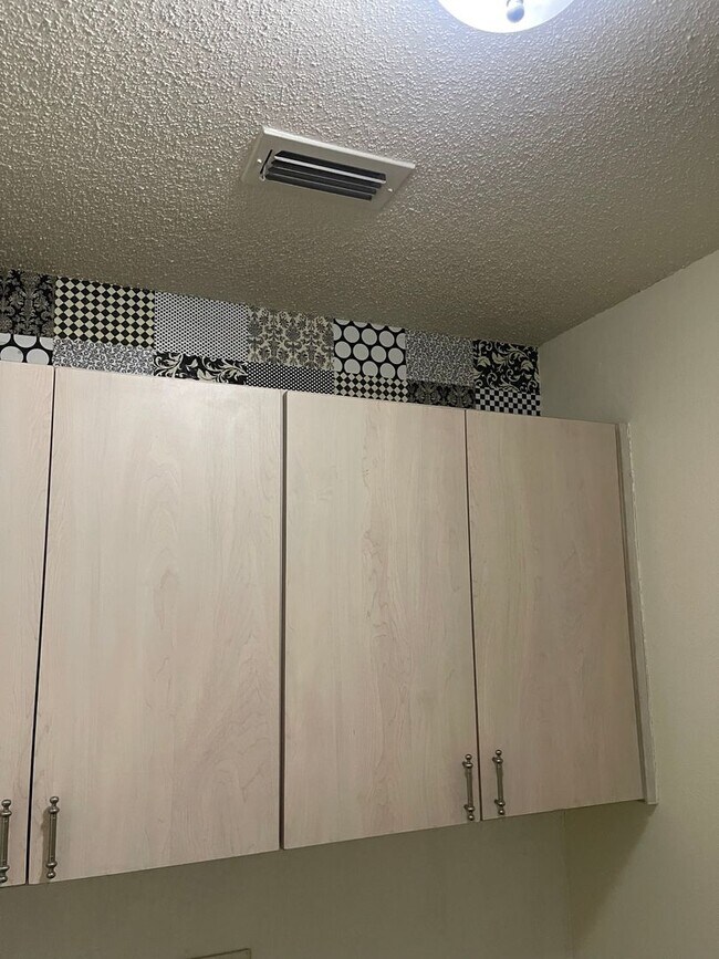 Building Photo - Spacious Duplex