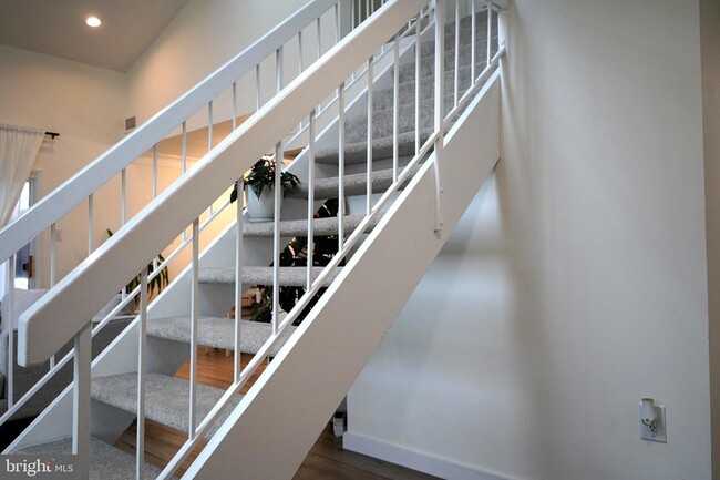 Building Photo - 129 Willow Pl