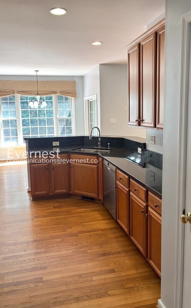 Building Photo - 6 Bed/4 Bath Home with Modern Amenities / Available Now!