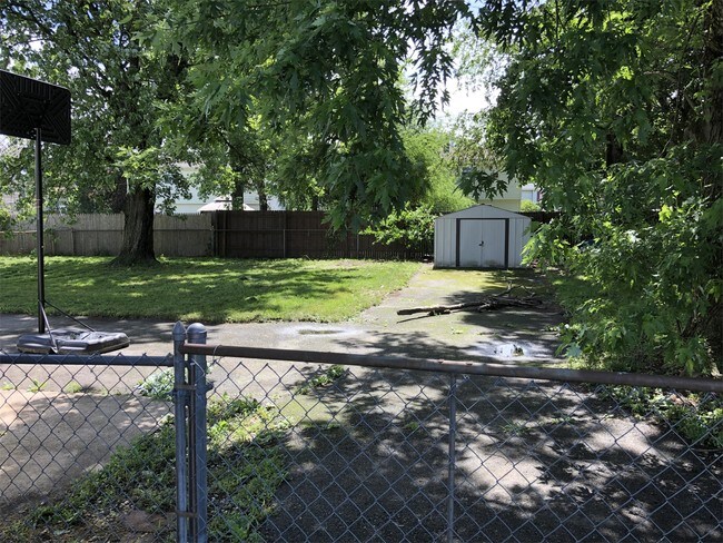 Building Photo - 412 Cherokee Dr