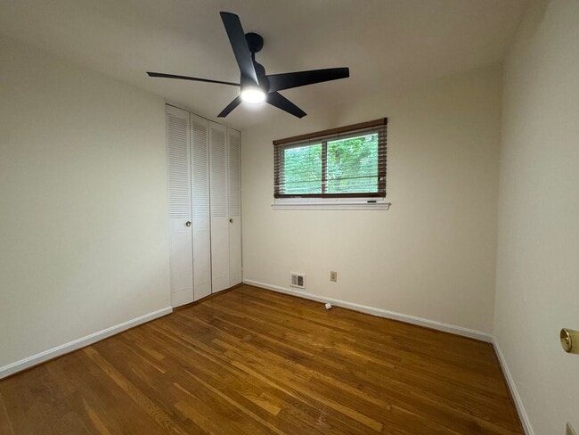 Building Photo - Gorgeous 4 Bed 3 Bath Home Sitting On Spac...