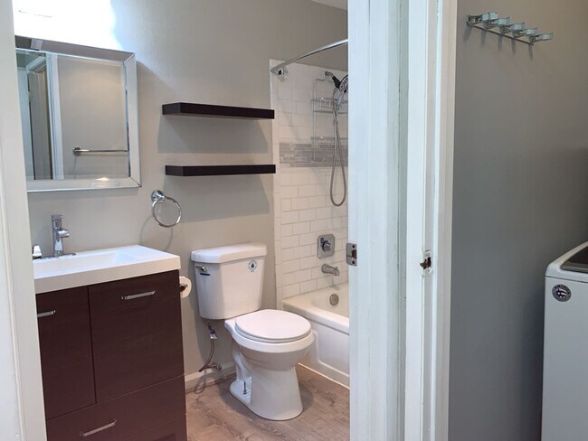 Building Photo - Elegant Auburn Condo 1Bd/1Ba