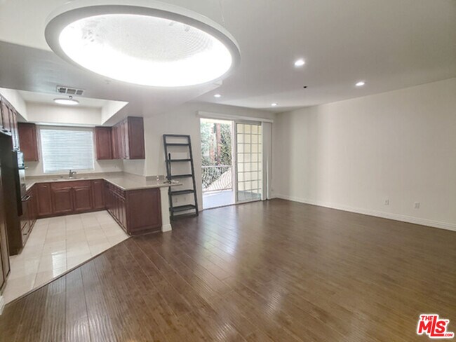 Building Photo - 962 S Gramercy Dr