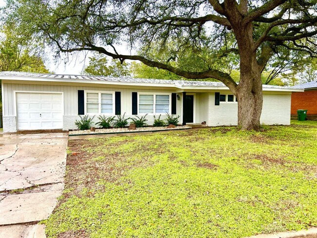 Primary Photo - Beautifully Remodeled Home in Mountainview Area
