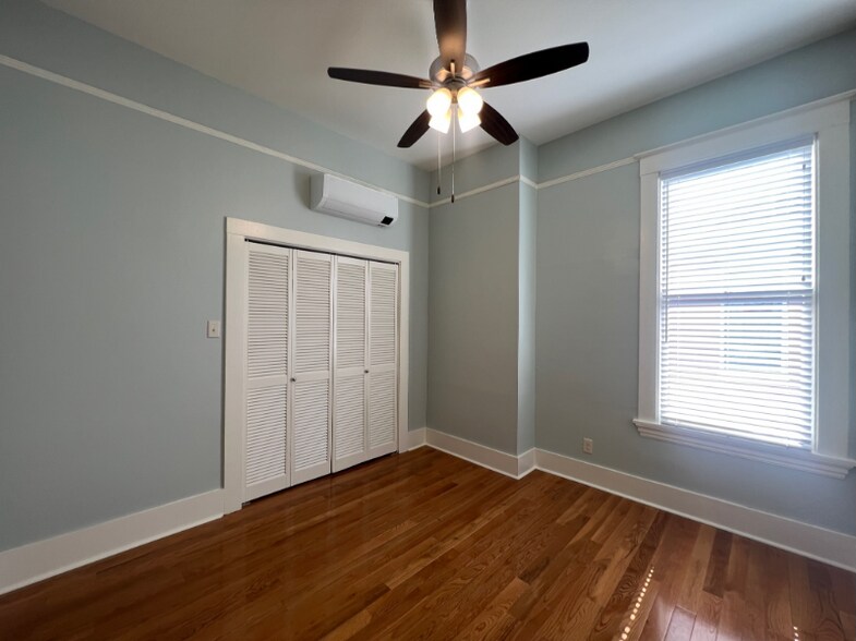 Building Photo - 514 E 8th St