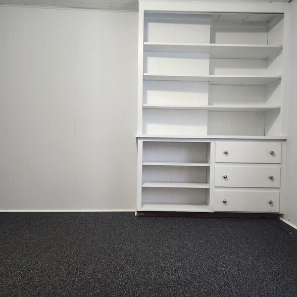 Back Bedroom with built-in shelves/drawers - 396 Norton St